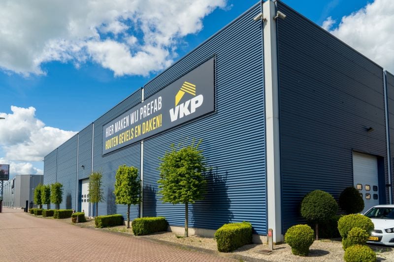 Productiehal van VKP met op de gevel de tekst: hier maken wij prefab houten gevels en daken.