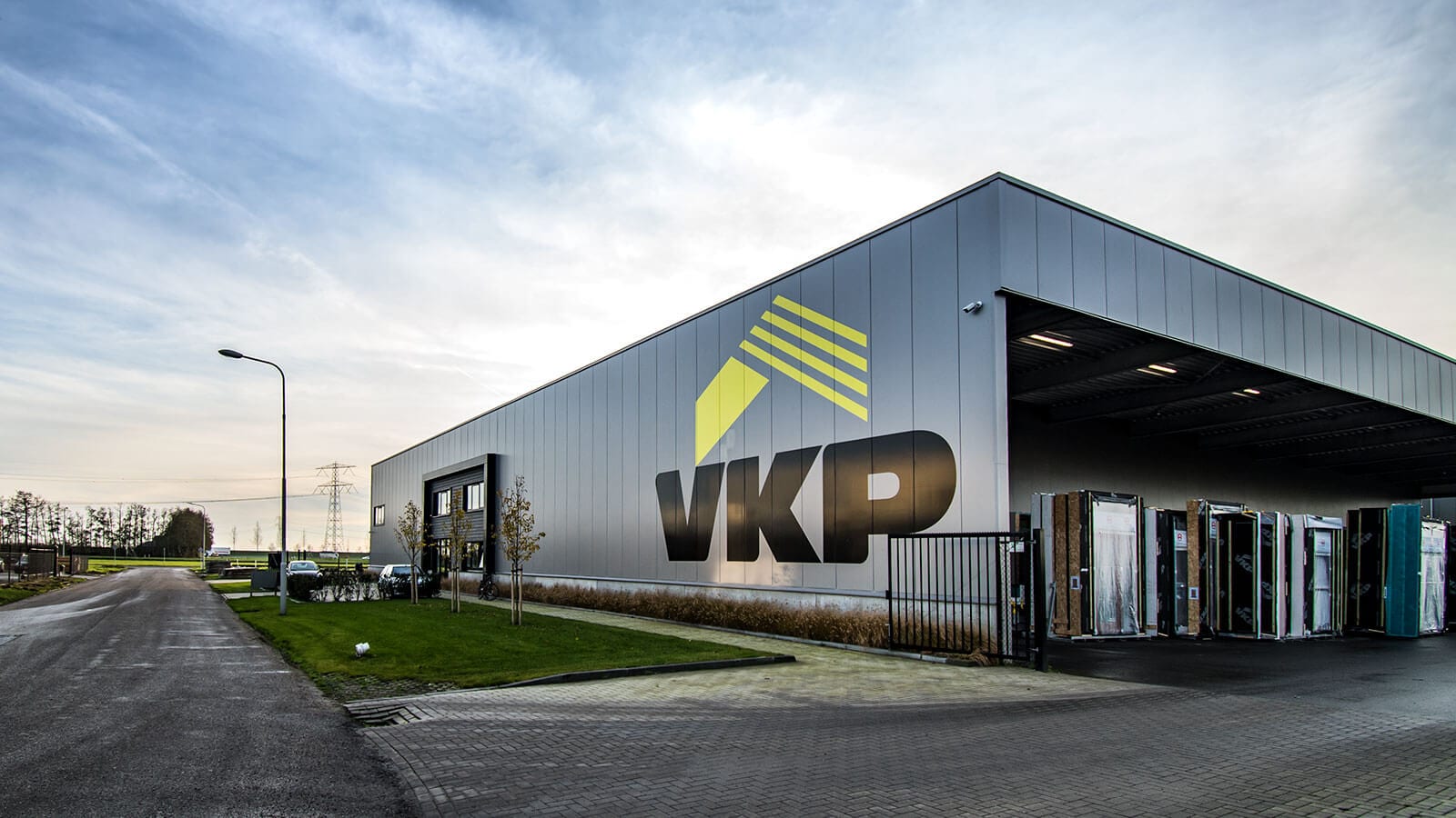 Productiehal van VKP met gereed geproduceerde, ingepakte kozijnen klaar voor transport.