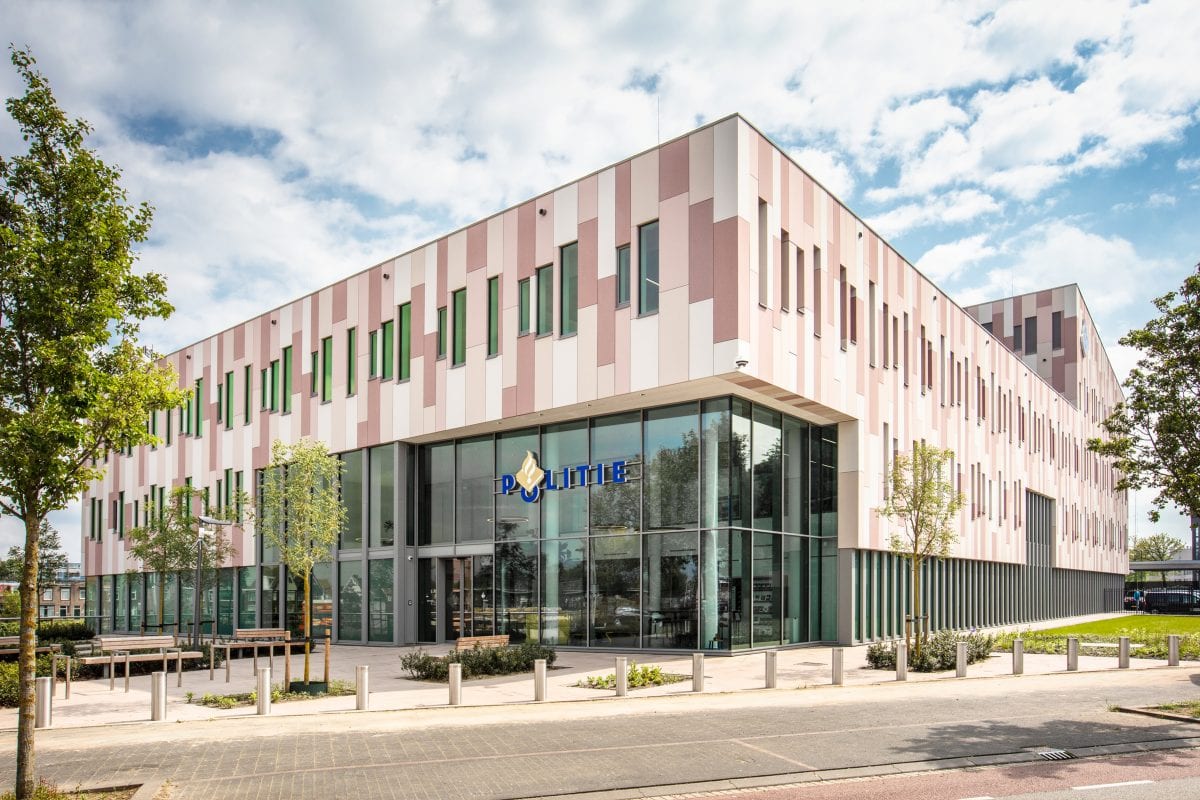 Het politiebureau aan de Zuid-Oostsingel in Bergen op Zoom met een gevel van verticale panelen in aardetinten.
