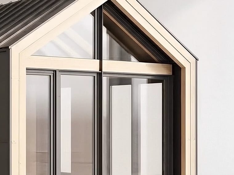 Houten kozijnen en ramen in de kopgevel van een prefab gebouwvolume, beeld uit de VKP-productvisualisatie.